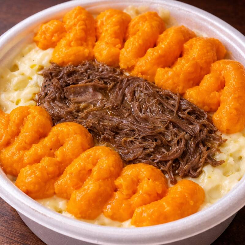 Uma deliciosa batata recheada de camarão. Nossa batata de camarão é preparada com: batata amassada com requeijão (temperada com aji-sal e páprica defumada), camarão preparado com temperos caseiros (nada industrializado), coberta com queijo mussarela e cheddar.