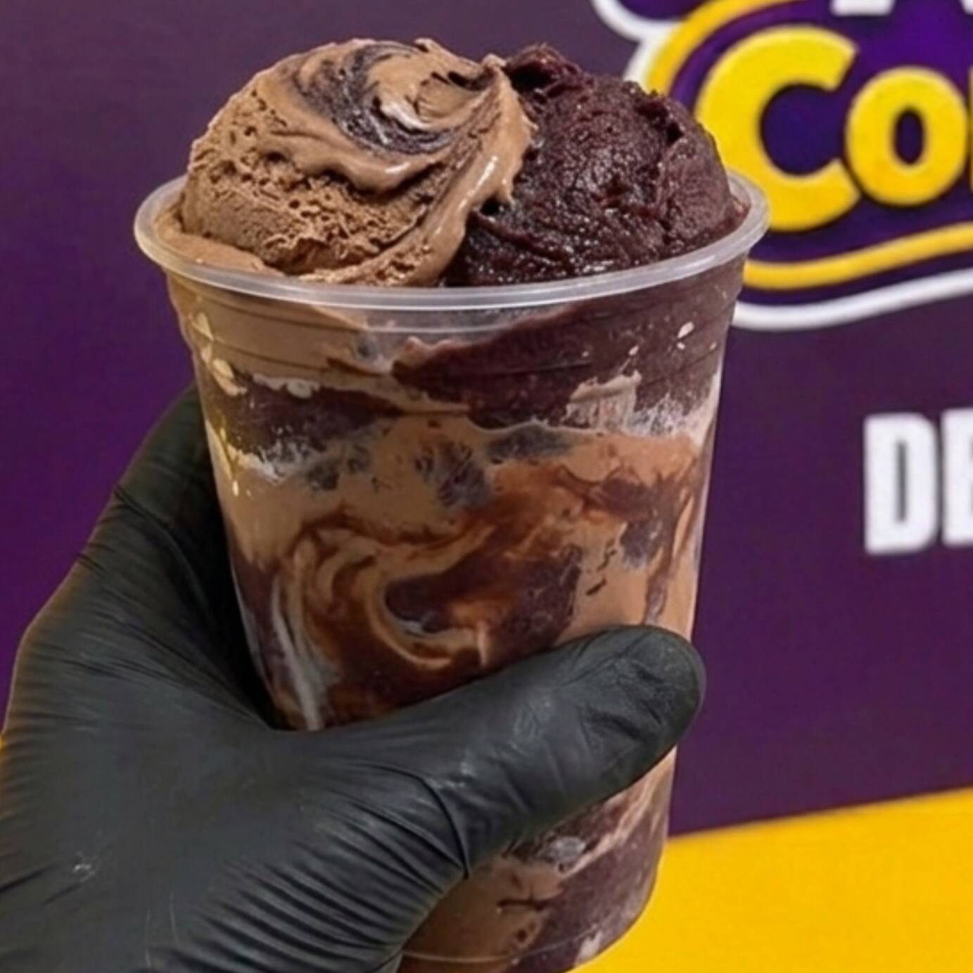 Açaí + Creme de chocolate I 300ml + 2 adicionais Grátis + 1 Cobertura Grátis. O clássico que não tem erro! Açaí cremoso no ponto certo, mesclado com sorvete de chocolate premium. Perfeito para os dias quentes ou para aquele momento de doce necessidade. Monte do seu jeito com nossas coberturas e adicionais gratuitos.