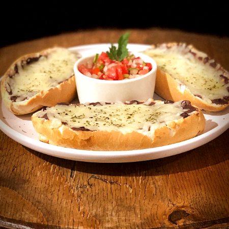 Molletes y Cerveza de Mantequilla