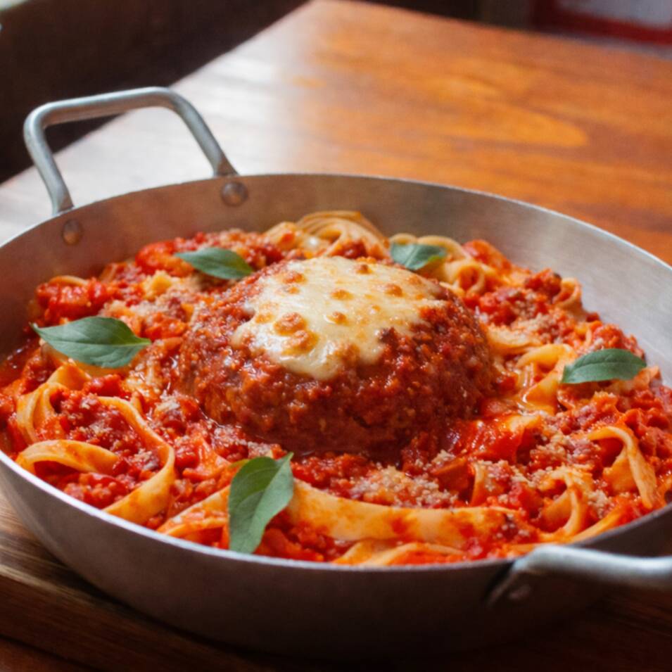 Polpetone recheado com queijo muçarela, coberto com molho pomodoro da casa. Acompanha parmesão fresco ralado.