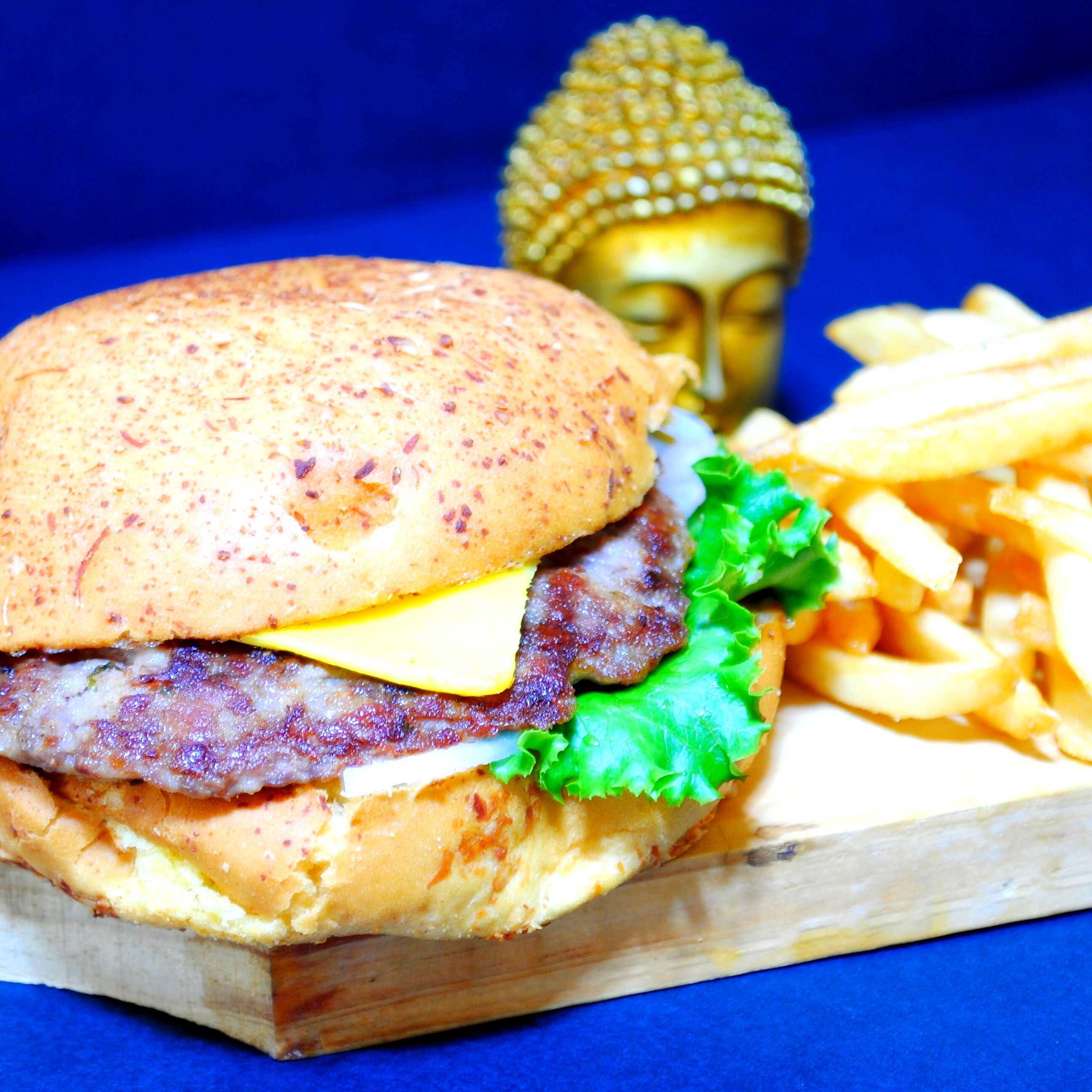 Hamburguesa Suprema con Papas y Coca Cola