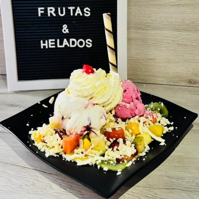 Ensalada con Helado, Queso y Chantilly