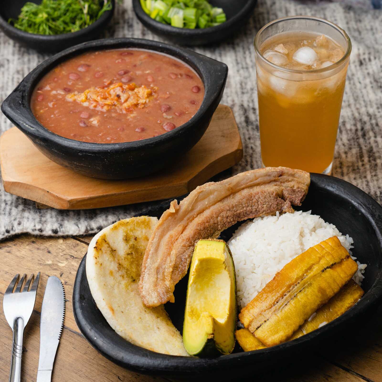 Frijolada con Chicharrón Carnudo