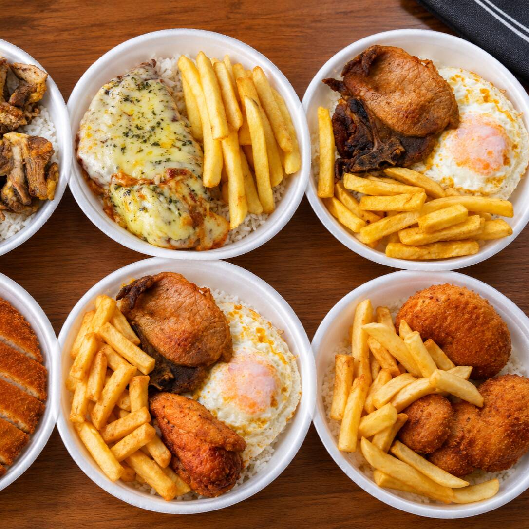 Combo para 3 a 4 pessoas. Escolha 3 marmitas do seu jeito e aproveite uma condição especial para pedir seus pratos favoritos! Monte a combinação que mais combina com a sua fome e garanta 40% de desconto. Mais opções, mais sabor e economia em um único pedido.