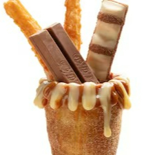 Cone de churros frito com recheio, topings, kitkat, kinder bueno, e 2 churritos. Itens enviados separadamente para garantir a qualidade