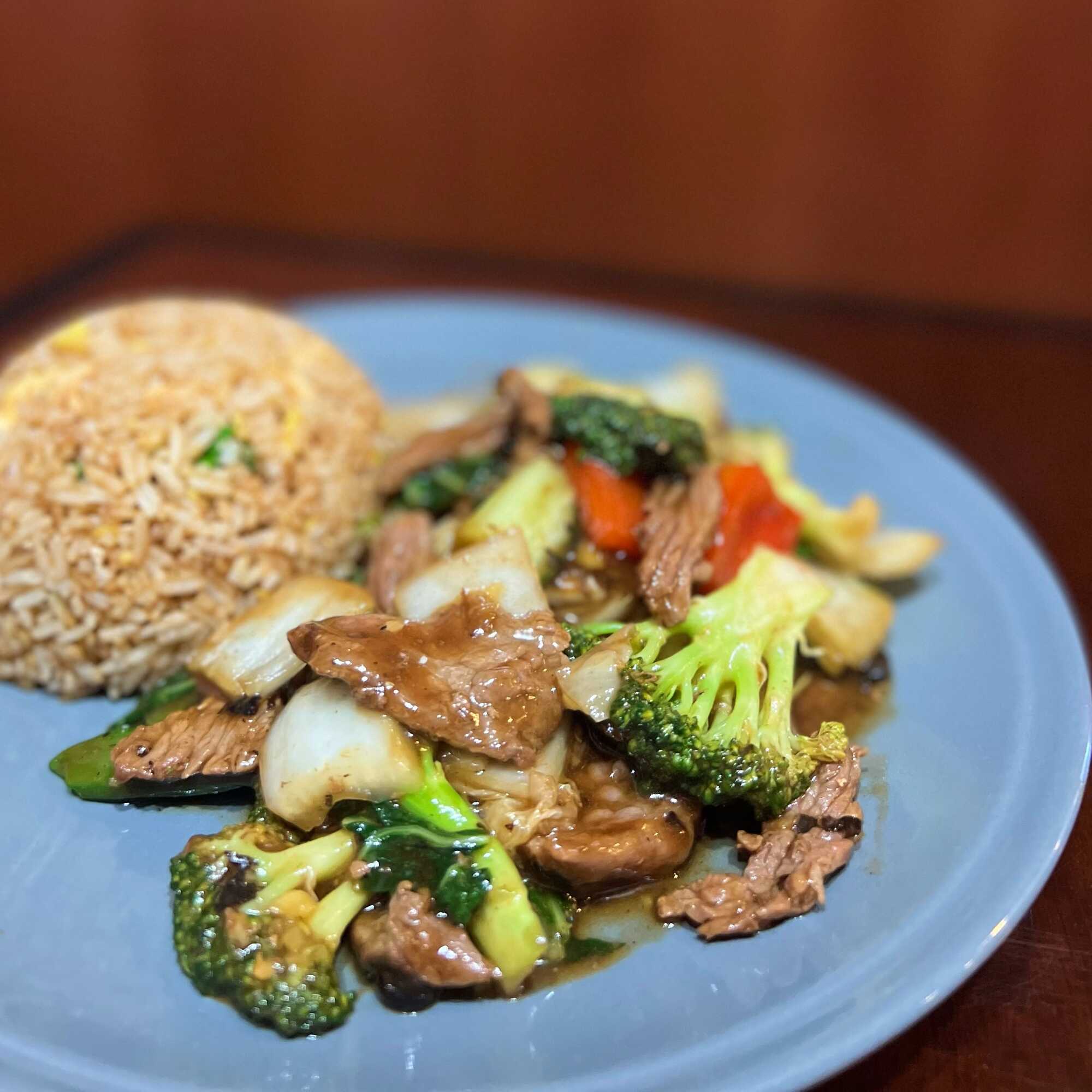 Carne con Verduras y Chaufa