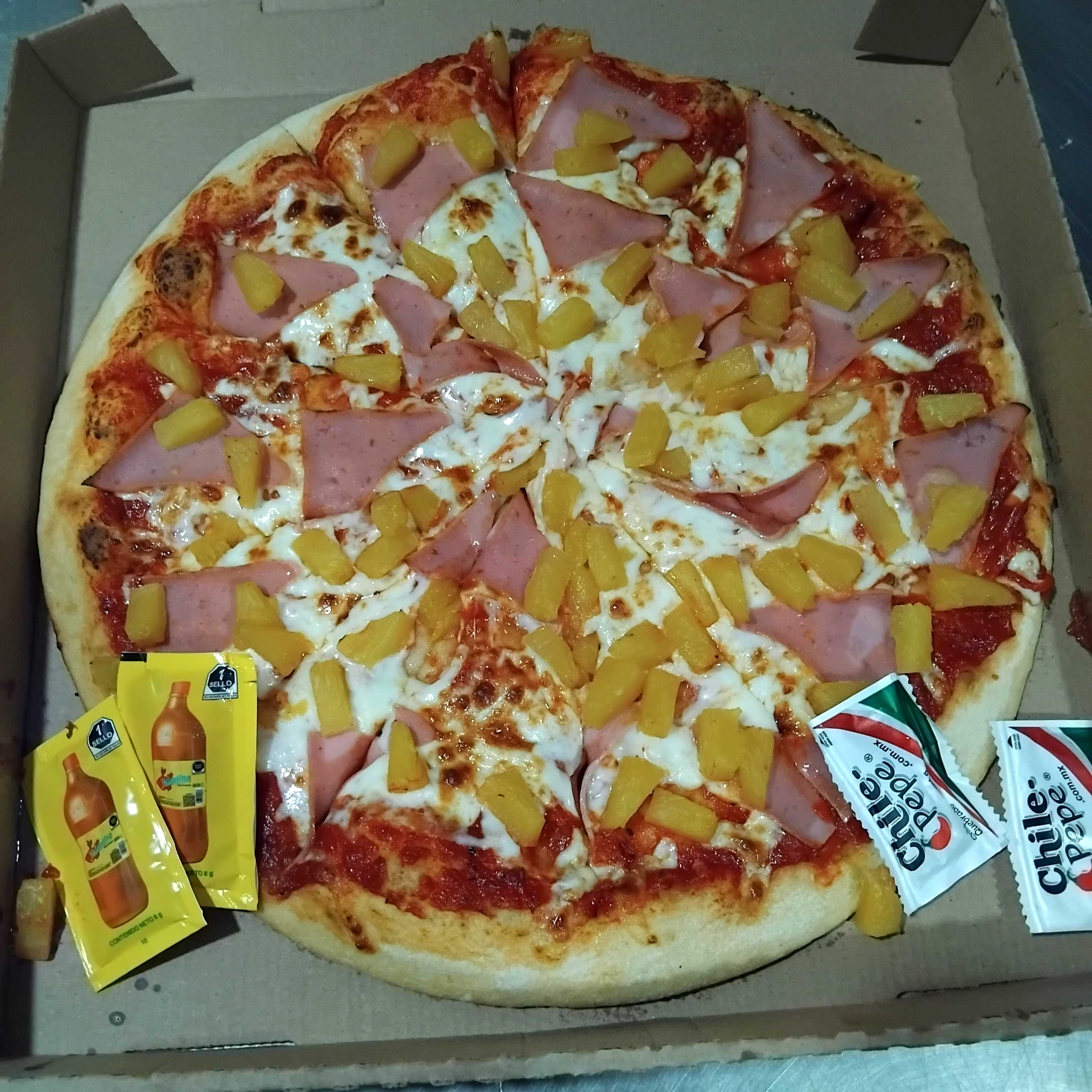 Pizza hawaiana grande "14 pulgadas,"12 rebanadas.