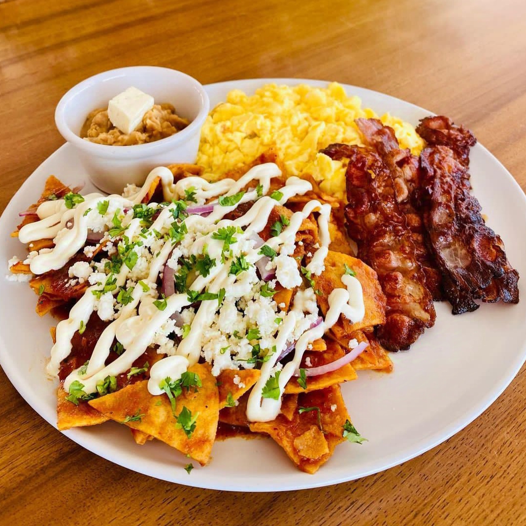 Buevito y Chilaquiles + 2 Pzas Hotcakes