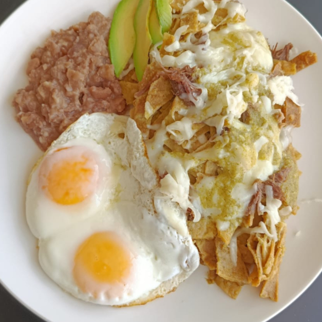 orden de chilaquiles verdes con deshebrada