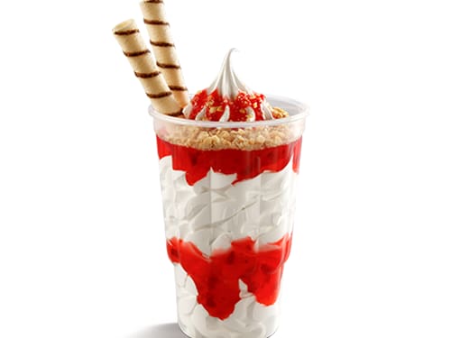 Massa gelada de baunilha com uma super camada de cobertura sabor morango e ainda por cima com farofa de paçoca. O canudo completa a
tentação.