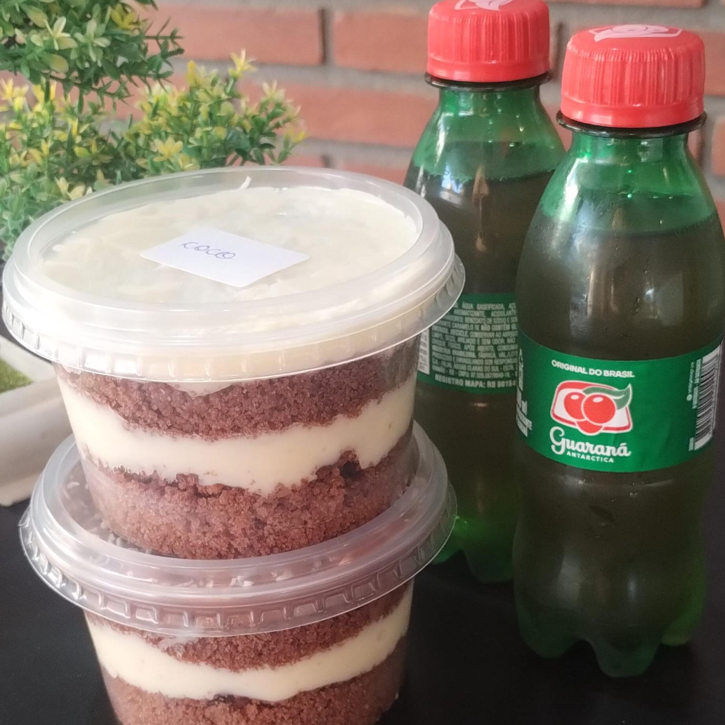 massa bolo de chocolate, recheio prestigio e chocolate