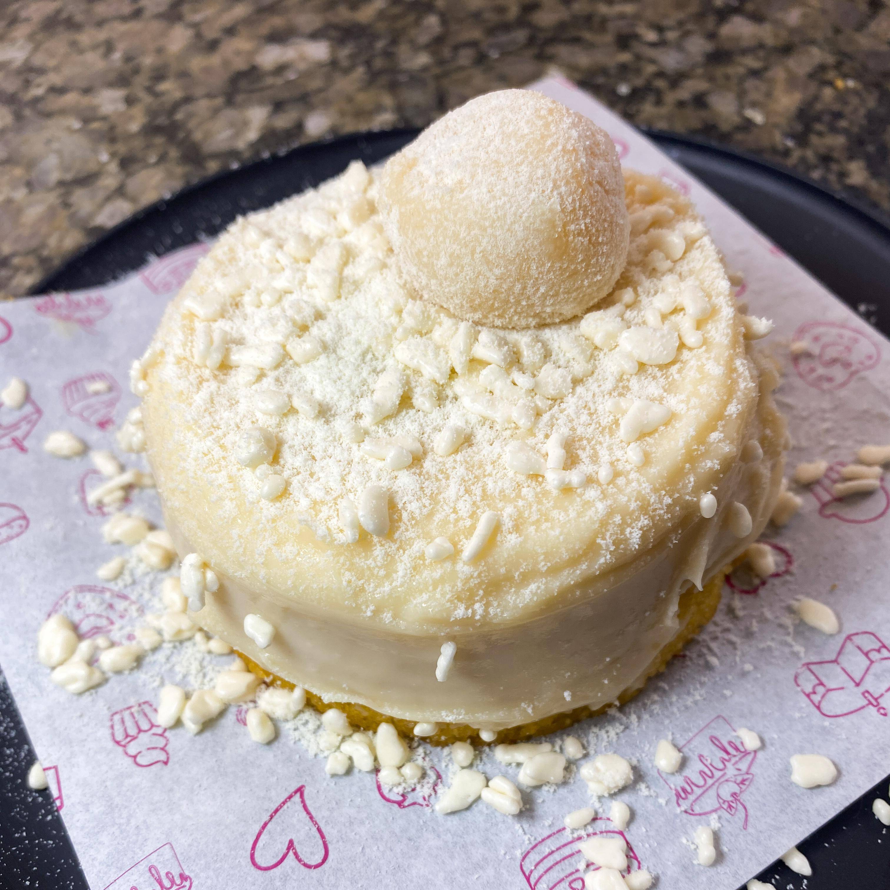 Massa branca, recheada com brigadeiro branco cremoso, finalizado com granulado branco, docinho de  leite Ninho.