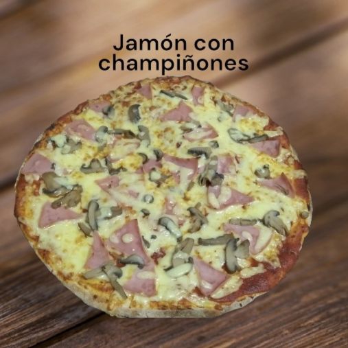Pizza jamón con champiñones.