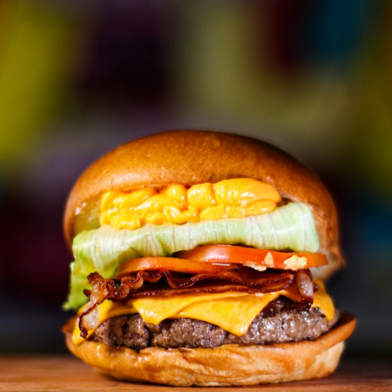 Pão de brioche, hambúrguer 160g, queijo, molho cheddar, bacon, alface e tomate