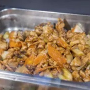 Pollo con Champiñones más 2 Rollitos