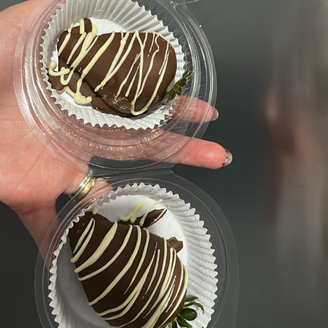 Uva verde coberta com brigadeiro de ninho e cobertura de chocolate
