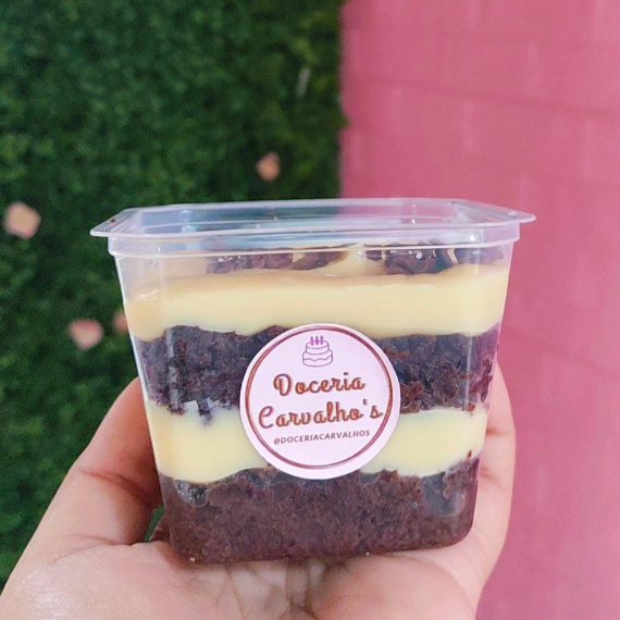 Massa chocolatuda molhadinha com brigadeiro cremoso de leite Ninho finalizado com granulé belga
Peso final aproximado: 250g a 300g