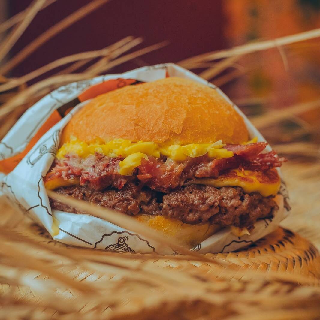 Especial junino: Pão crocante, hambúrguer 140g, queijo coalho na chapa, carne seca e creme de milho caseiro. É absurdo, tá?