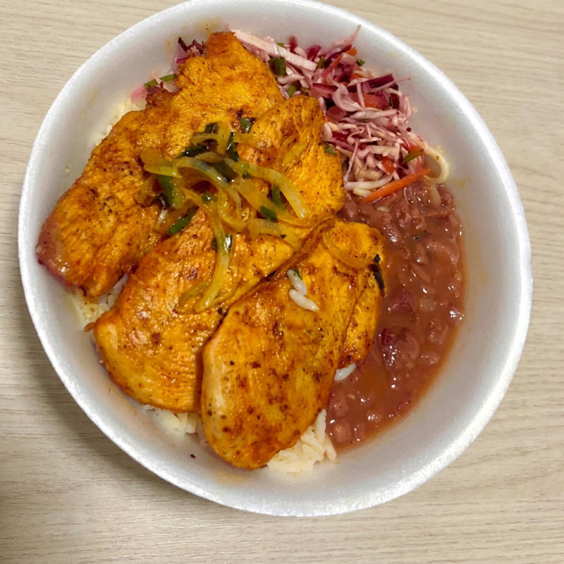 Filé de Frango na chapa, acompanha Feijão, Macarrão, Salada e Farofa.