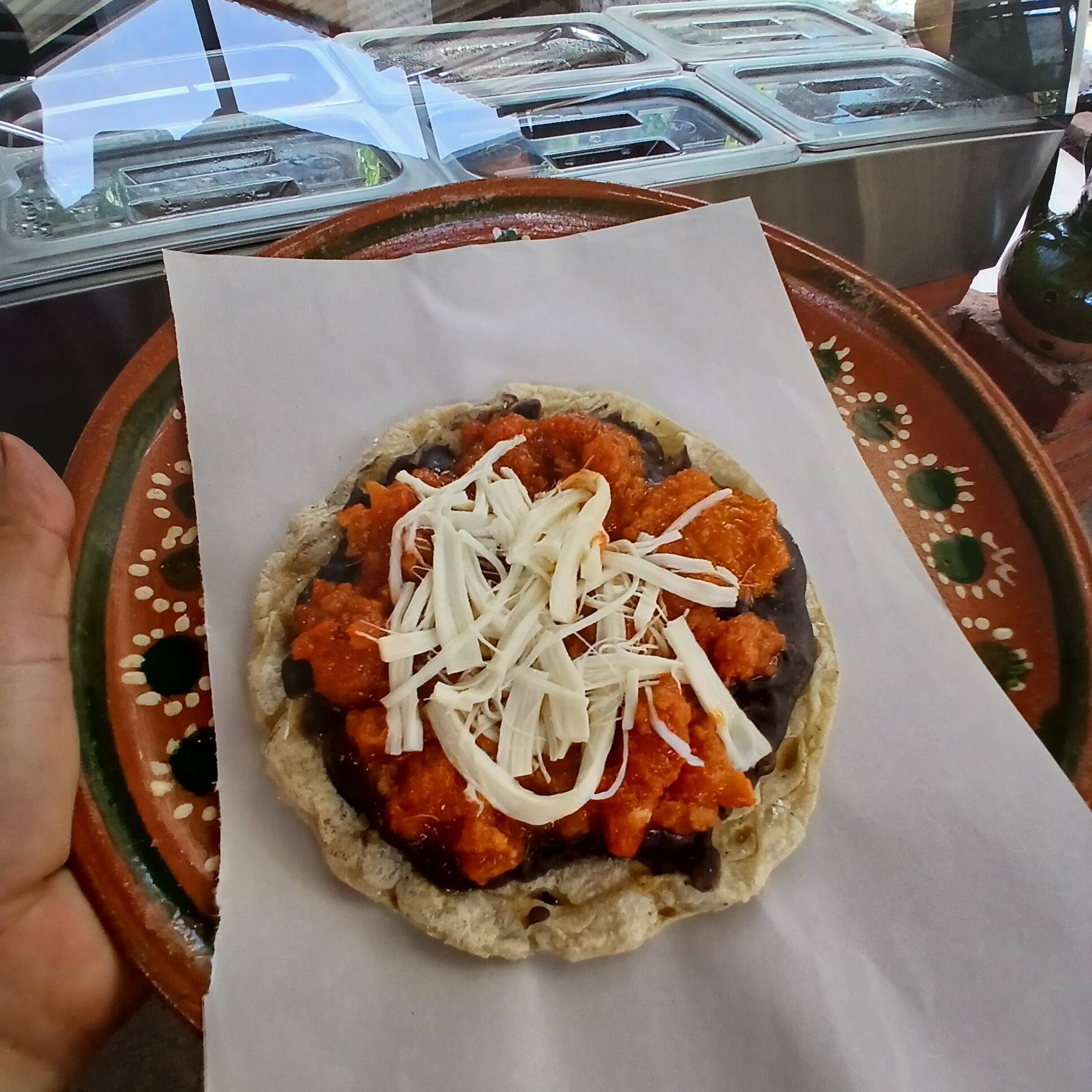 Memela de Chicharrón en Salsa Roja
