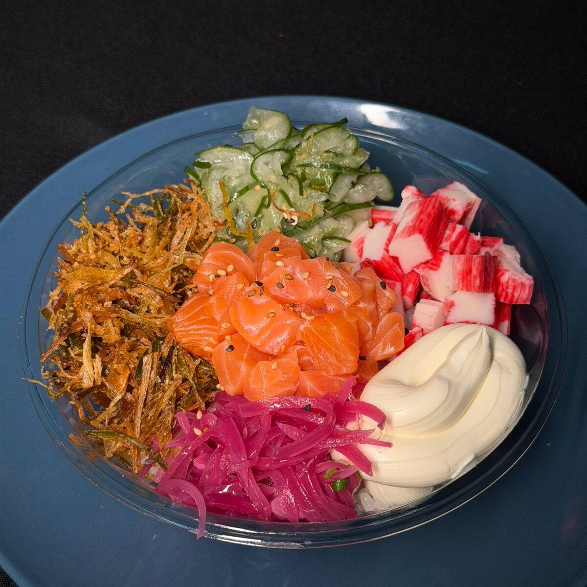 Arroz japonês , alho poro crispy , sunomono , cebola em conserva , cream chesse e kani , finalizado com 100g de salmão
Kit molho : 3 shoyu ,wassabi e gengibre ,1 hashi