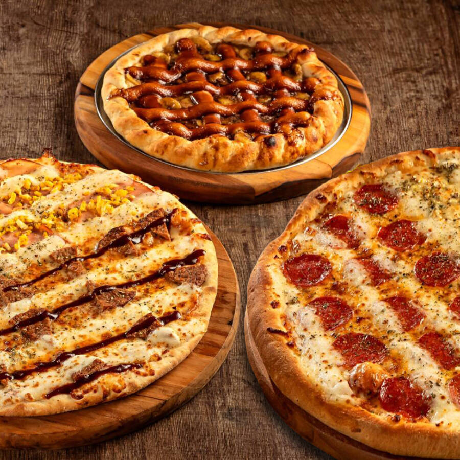 Este combo é Sen-Sa-Ci-O-Nal: Escolha uma deliciosa pizza 40cm de até dois sabores + uma incrível pizza de 30cm e ainda pra fechar leva uma pizza doce de 20cm de graça!