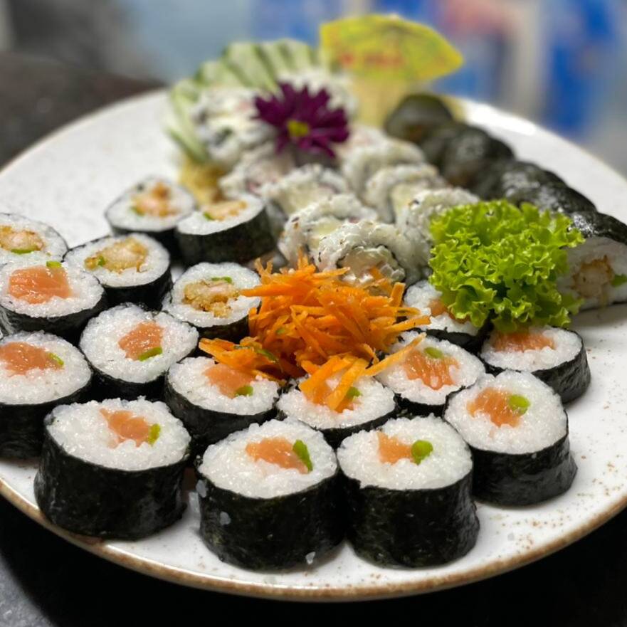 30 cariocas mistos, 10 uramakis de kani, 1 Antactica 1 Litro