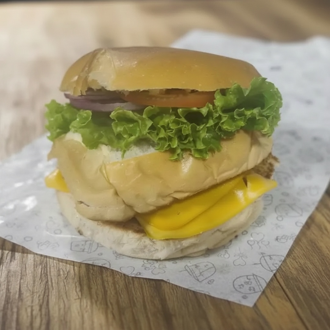 Pão,filé de frango, queijo, salada, batata palha, molho especial