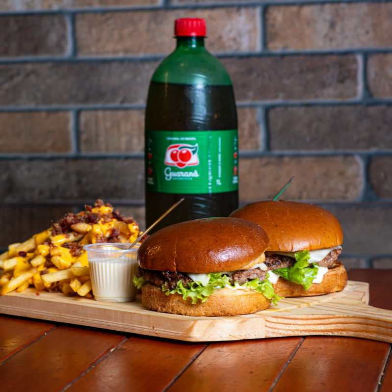02 Príncipe Burger, Batata c/ Cheddar e Bacon+ Guaraná antártica 1 L . O 'Combo Casal Real' da categoria 'Combos do Rei' é uma experiência gastronômica verdadeiramente majestosa. Composto por dois 'Príncipe Burgers', finamente preparados, este combo ainda traz uma generosa porção de batatas crocantes, regadas com um rico Cheddar cremoso e pedaços de Bacon crocantes que vão despertar seus sentidos.