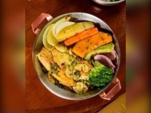 Filet de tilápia grelhado com molho meunière, alcaparras, champignon e ervilhas. Acompanha arroz com brócolis e legumes.