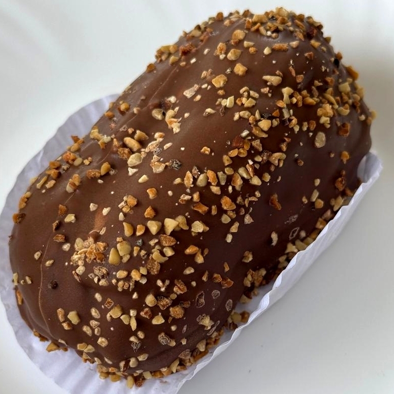 Deliciosa massa da carolina numa versão ainda maior, recheada com doce de leite artesanal, banhada no chocolate com castanhas. Aproximadamente 150g.