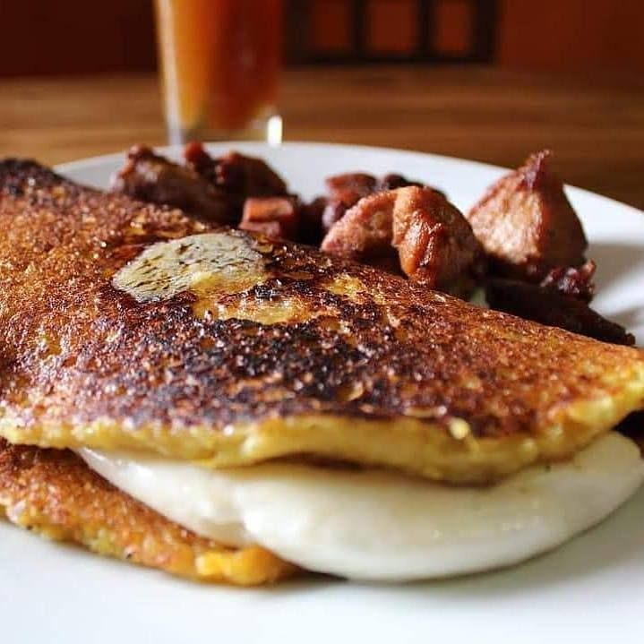 Cachapa con Doble Queso de Mano y Cochino Frito