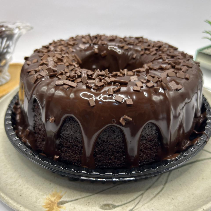 Bolo de chocolate dos sonhos, coberto brigadeiro gourmet – cada mordida é uma explosão de chocolate que derrete na boca! Você vai se permitir essa tentação hoje?"