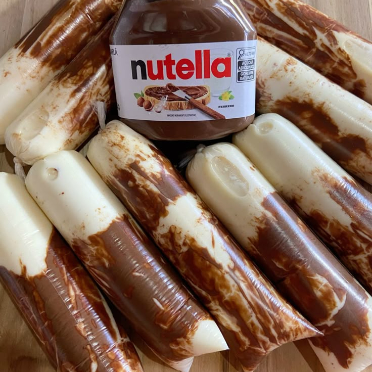 Geladinho cremoso feito com leite ninho, super gelado e recheado com Nutella original. Doce na medida certa, perfeito pra refrescar o dia e matar a vontade de um doce irresistível!