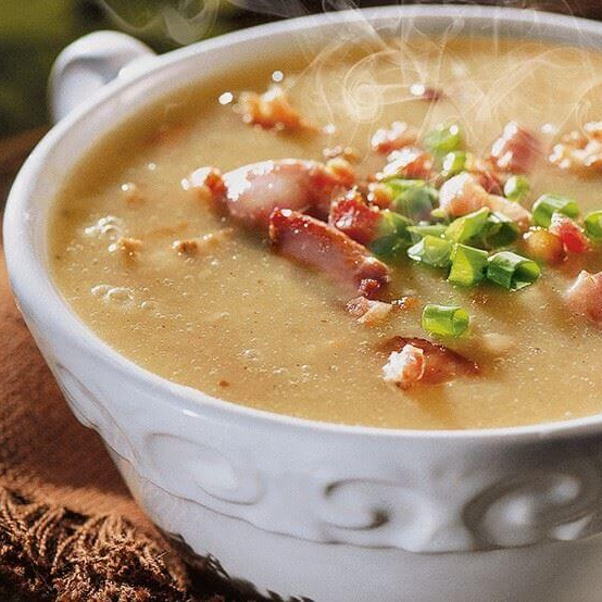 Nosso Caldo de Mandioca é a escolha ideal para aquecer o corpo e a alma. A cremosidade inconfundível da mandioca é a base perfeita para esta sopa robusta, preparada com calabresa triturada e a leveza da couve finamente cortada. Toda a receita é realçada pelo nosso tempero caseiro, que adiciona um toque especial de profundidade. Para um frescor que surpreende, finalizamos com um toque sutil de coentro. Servido com um pãozinho crocante, é a experiência completa de uma refeição reconfortante.