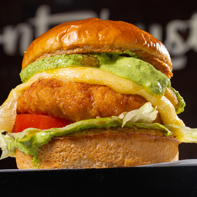 Pão de batata, blend de frango empanado (120g), queijo mussarela, alface americana e maionese de cebola defumada.