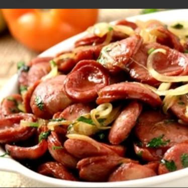 Linguiça grelhada no ponto certo, suculenta e cheia de sabor, finalizada com cebola bem dourada que realça o tempero e deixa o prato ainda mais apetitoso. Acompanha arroz soltinho, feijão fresquinho, farofa e salada, garantindo uma refeição completa e irresistível.