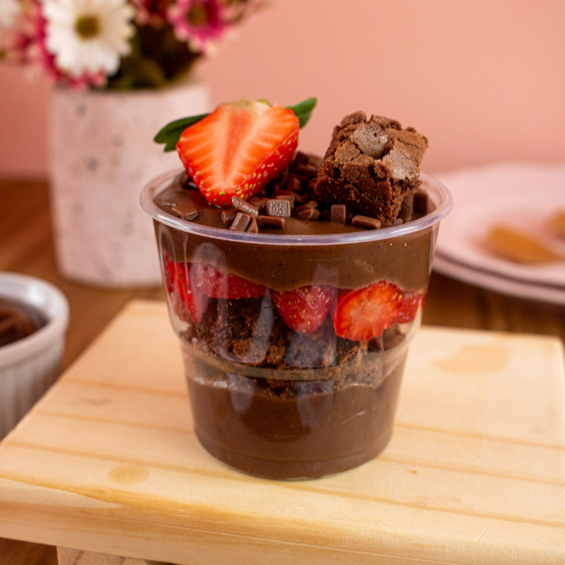 Delicioso recheio de brigadeiro com brownies e morangos frescos, sua dose da felicidade aqui!!