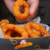 Satisfazendo todos os seus desejos por petiscos, apresentamos nossos 'Anéis de Cebola Empanados', também conhecidos mundialmente como 'Onion Rings'. Neste prato, trazemos para você uma porção generosa de 10 unidades. Cada anel é cuidadosamente empanado e frito até atingir a perfeição dourada. O resultado é uma cebola crocante por fora, suave e suculenta por dentro, proporcionando uma explosão de sabor a cada mordida. Este é o petisco exagerado ideal para satisfazer o seu paladar!