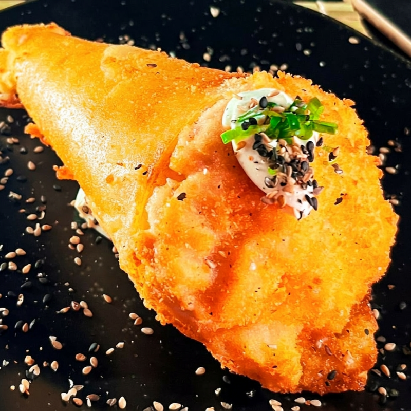 Nosso temaki hot Filadélfia é um dos mais pedidos do ! Enrolado em alga crocante empanada, no interior porção de arroz , salmão fresco de alta qualidade, cream cheese e cebolinha picado.