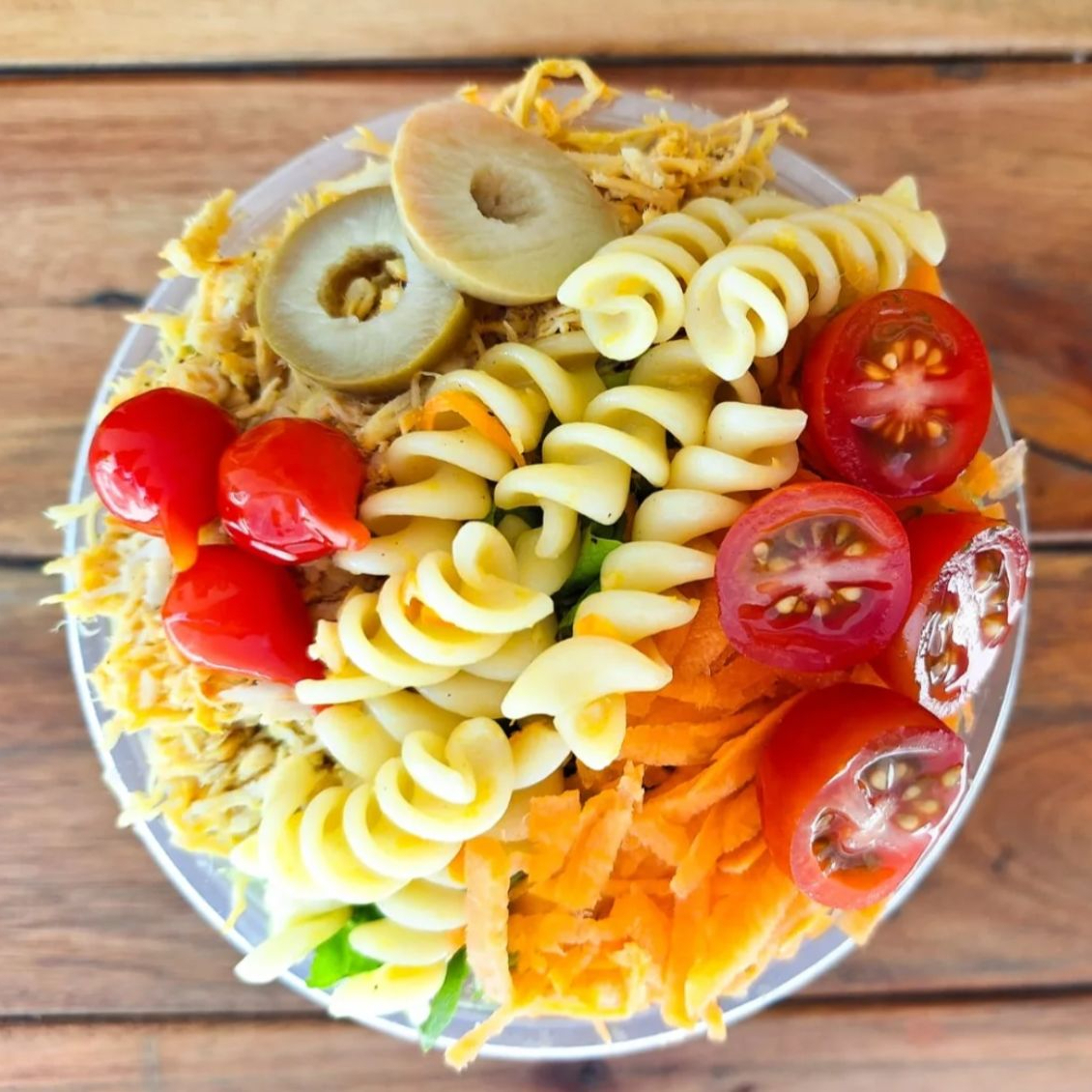 Frango desfiado, cenoura, tomate cereja, macarrão e azeitona em rodelas