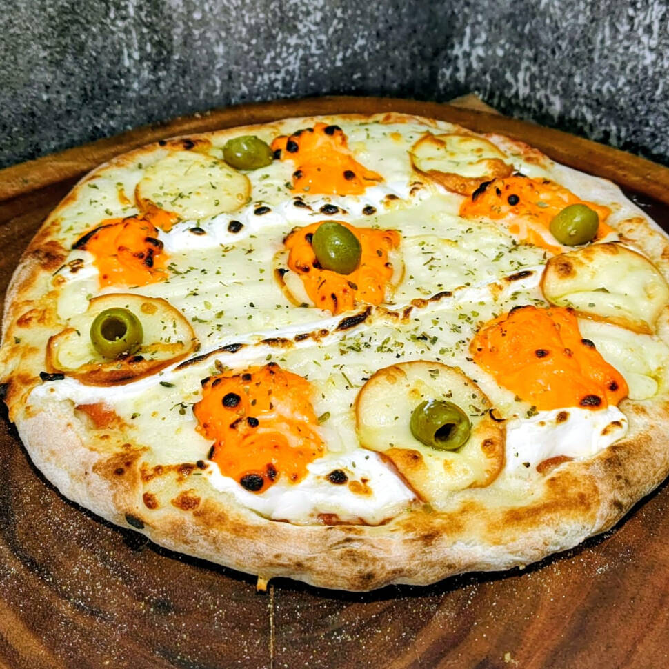 MASSA/MOLHO TOMATE NATURAL / MUSSARELA / CATUPIRY/ CHEDDAR/ CREAM CHEESE/ PROVOLONE / PARMESÃO / AZEITONA E OREGANO