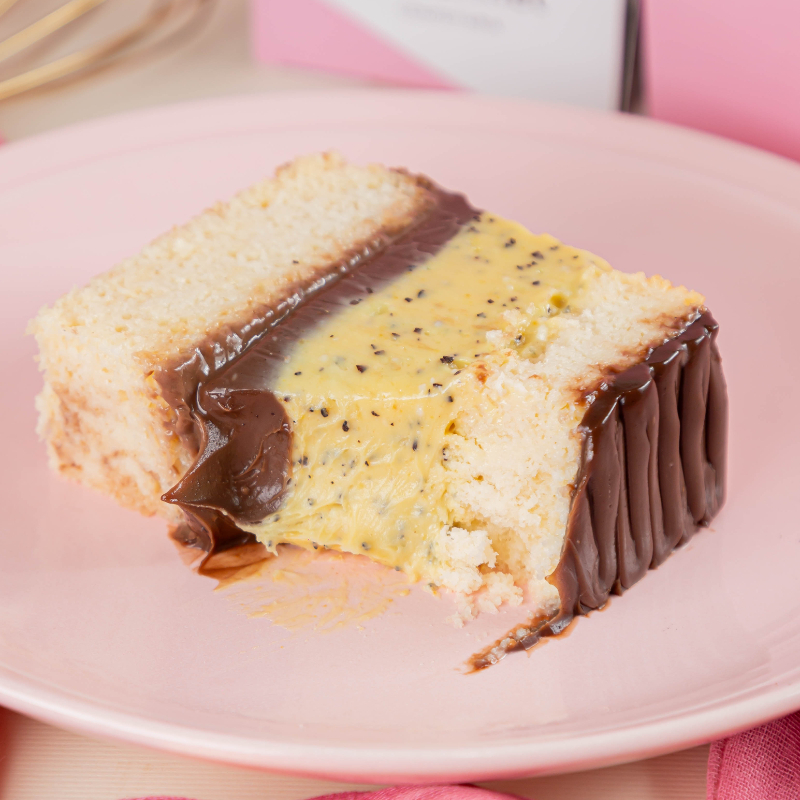 Bolo Gelado com massa de baunilha molhadinha e fofinha, recheio de maracujá cremoso e um toque de recheio de Chocolate . Bolo gelado , Bolos Gelados , bolo gelado de maracujá.