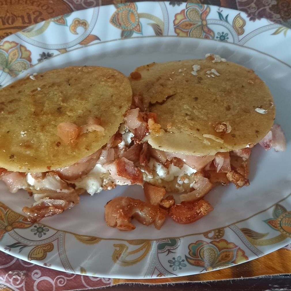 Gordita de carnitas de cerdo
