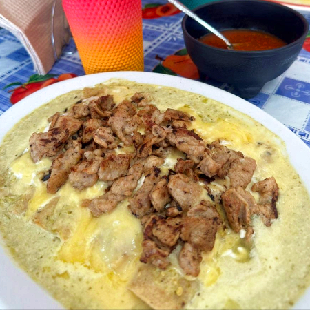 4 Enchiladas Suizas con bistec y rellenas de pollo