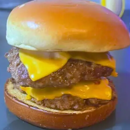 Pão de Brioche ,Duplo Blend Bovino (120g) , Cheddar ,Bacon ,Maionese Verde da Casa ,Cebola Caramelizada.