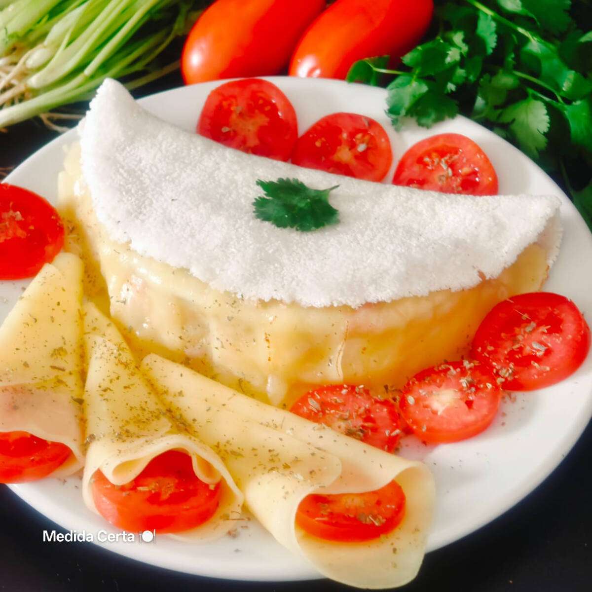 🌿🍃✨Tapioca de Pizza — O Estandarte da Multidão sobre a goma do Norte, branquinha, ligadinha, pura e firme, ergue-se o sabor da vitória popular: Queijo derretido, tomate picado e orégano aromático. Uma tapioca que traz o espírito da praça e a força do banquete, pronta para ser erguida como bandeira da fome saciada.🌿🍃✨
