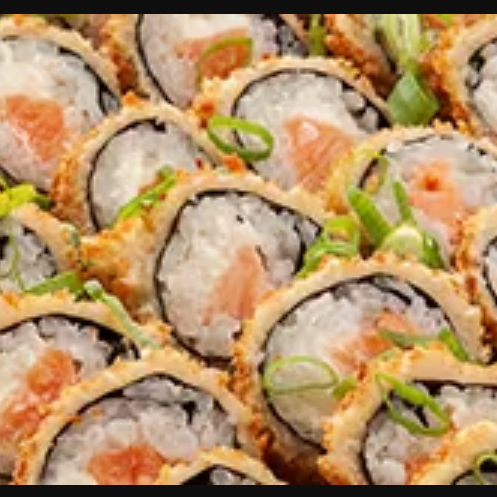 Nori, arroz temperado, salmão, cream cheese e cebolinha. Produto empanado e frito na farinha panko.