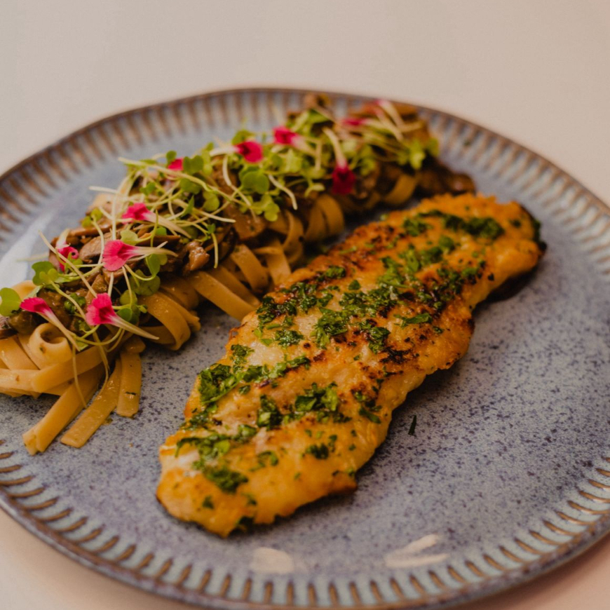 Filé de linguado grelhado acompanhado de massa ao molho de alcaparra, limão, salsinha e castanhas