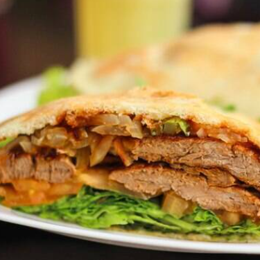 Pão Sirio, maionese, presunto, mussarela, ovos e salada